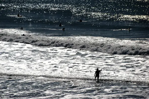 Silhuetas Surfistas à luz do sol — Fotografia de Stock