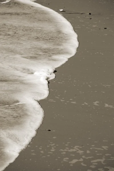 Wave pěnu a pláž běžec — Stock fotografie
