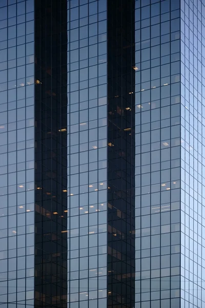 Fachada de arranha-céus moderno — Fotografia de Stock