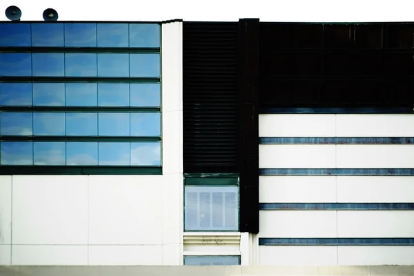 Edificios comerciales con reflejos de nubes — Foto de Stock