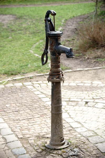 Nostalgisk handpump av gjutjärn — Stockfoto