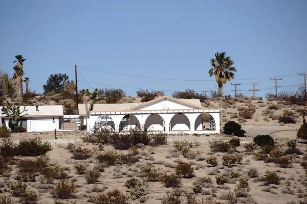 Huis van de familie in de woestijn — Stockfoto