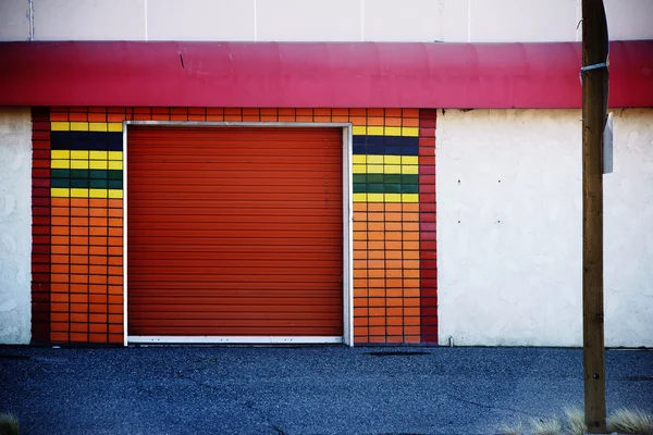 Garage mit Mosaikfliesen — Stockfoto