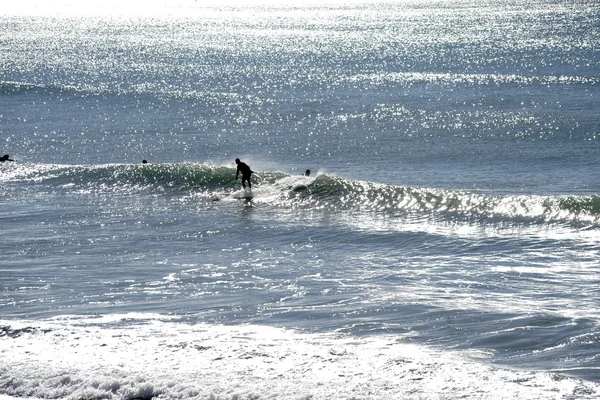 Surfen auf dem Meer auf den Wellen — Stockfoto