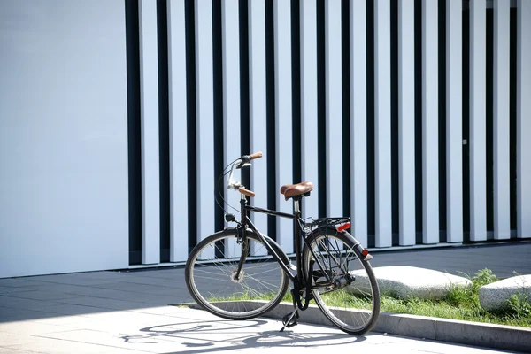 Bicicleta velha estacionada — Fotografia de Stock