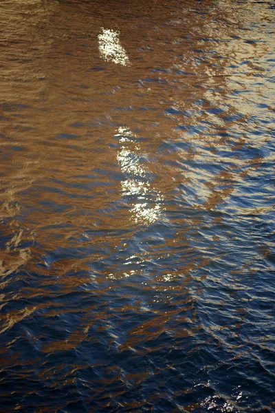 Flutuações leves na água — Fotografia de Stock