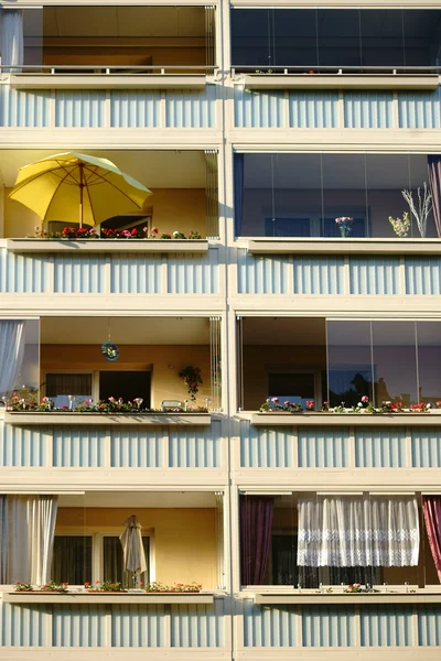 Balconi nostalgici con fiori — Foto Stock