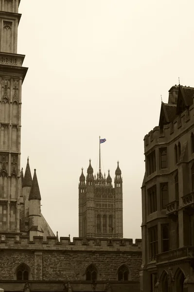 Pałac Westminster z wieżą wiktorii — Zdjęcie stockowe