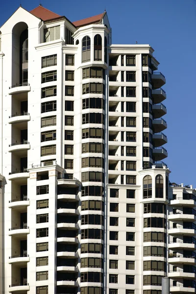 Bostadsbyggnad med balkong — Stockfoto