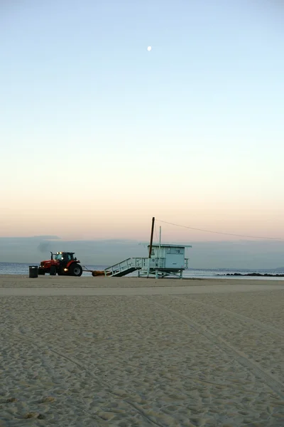 Traktor glättet Strand — Stockfoto