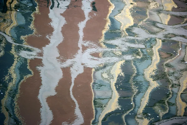 Réflexions abstraites dans l'eau — Photo