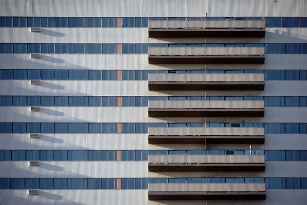 Façade gratte-ciel avec balcons — Photo