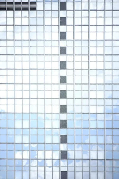 Облака в окнах небоскребов — стоковое фото