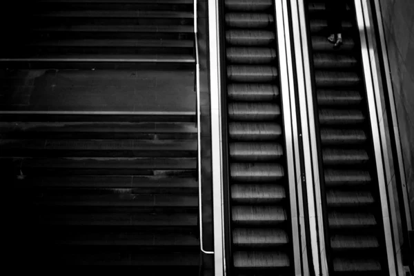 Dunkler U-Bahn-Ausgang — Stockfoto