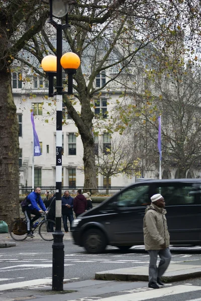 Downtown London with cars and people — Stock Photo, Image