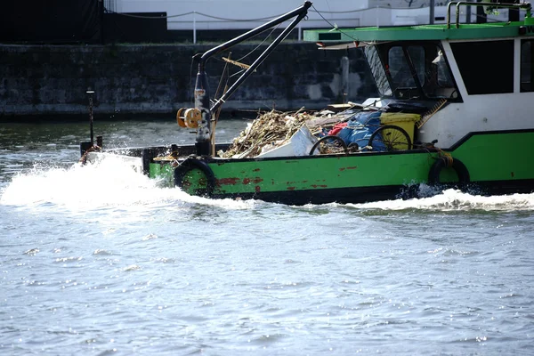 Navio de transporte de lixo — Fotografia de Stock