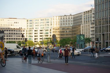 Potsdam Meydanı'nda turistler
