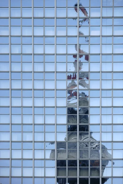 Torre de TV espelhada — Fotografia de Stock