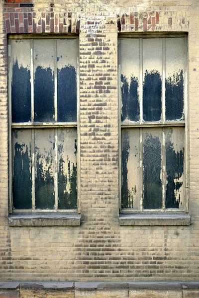 Disused factory with dirty windows — Stock Photo, Image