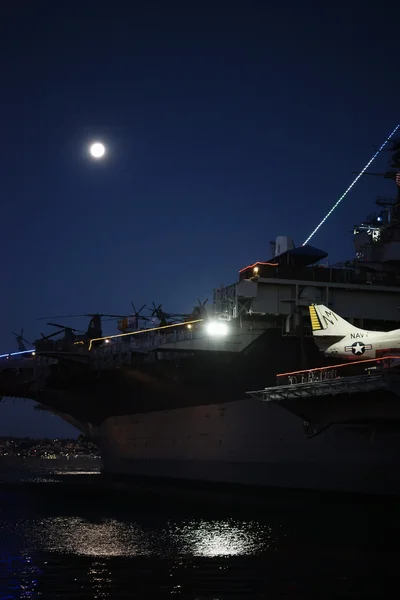 Полнолуние над музеем USS Midway — стоковое фото