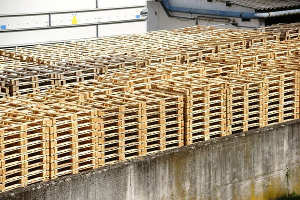 Paletes empilhadas em uma fábrica — Fotografia de Stock