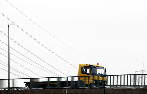 Caminhão dirige sobre ponte — Fotografia de Stock