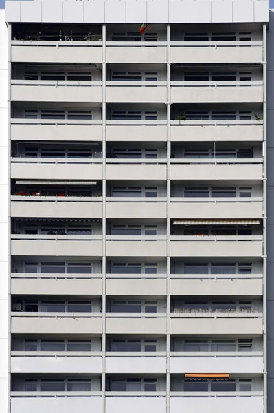 Mrakodrap fasáda s balkonem — Stock fotografie