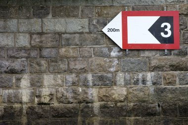 Ok işareti ile çarpıcı duvar