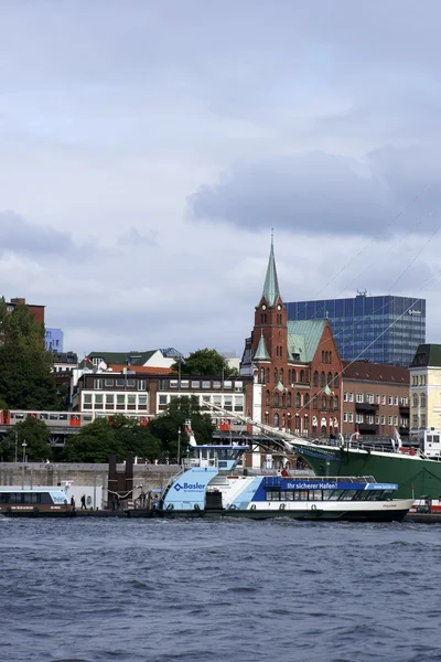 Utflyktsbåt och fartyg i hamnen — Stockfoto