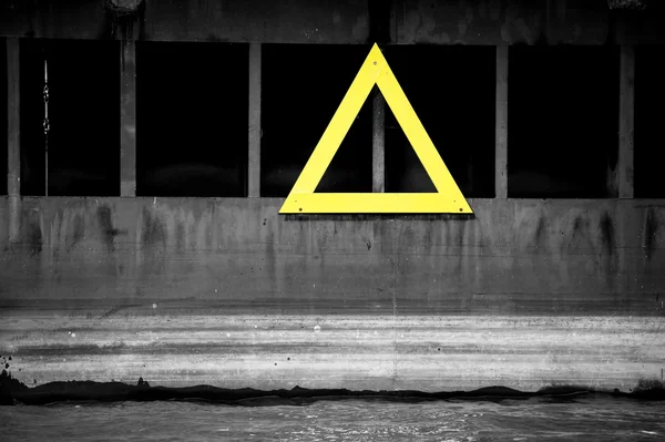 Triangolo di avvertimento giallo — Foto Stock