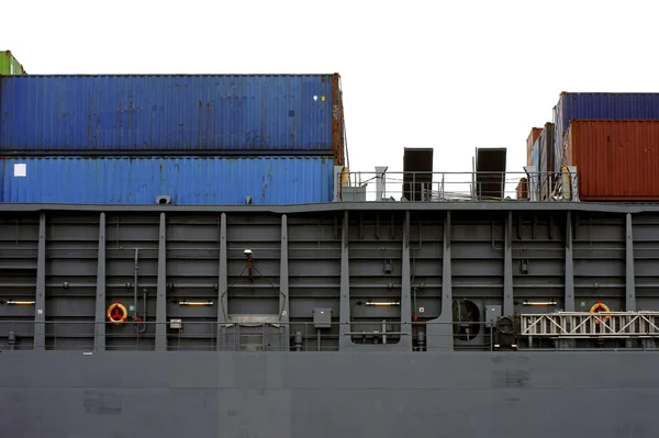 Вид збоку контейнерного судна — стокове фото