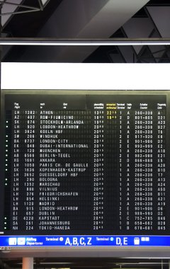 Dijital ekran kalkış saatleri