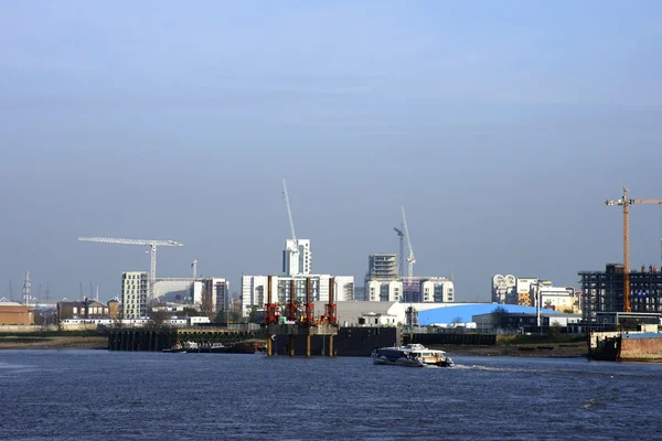 New buildings on the Thames — Stock Photo, Image