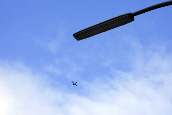 Фонарь и самолет — стоковое фото