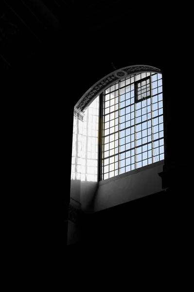 Luce che brilla attraverso la finestra — Foto Stock