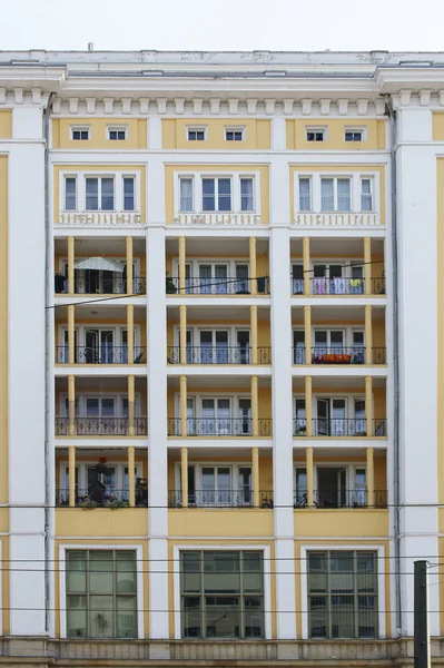 Жилой дом с балконами — стоковое фото