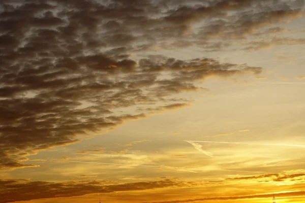 Κίτρινο ηλιοβασίλεμα με σύννεφα σχηματισμούς — Φωτογραφία Αρχείου