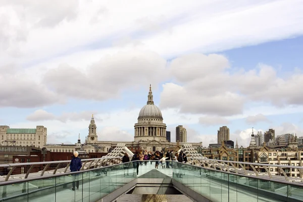 St. Paul's Cathedral and Millennium Bridge — Stock Photo, Image