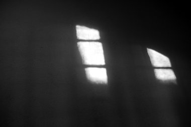 Pencerelerden ışık parlar