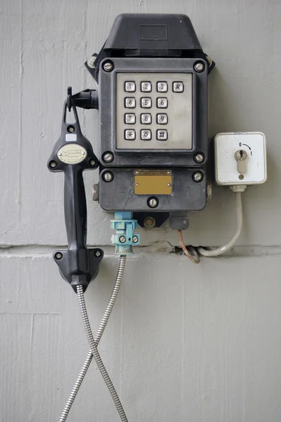 Vieux téléphone d'urgence — Photo