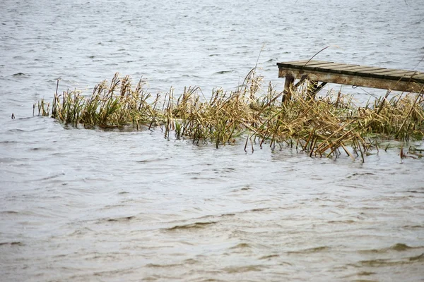 Gammele steiger in Lake — Stockfoto