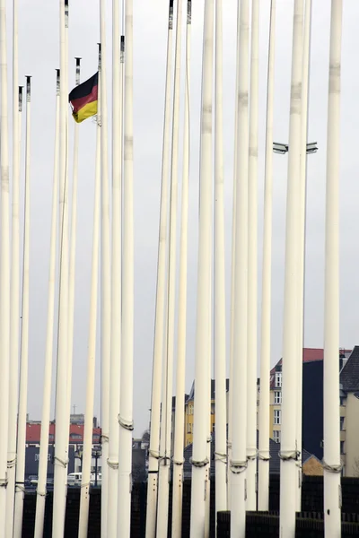 Německá vlajka mezi vlajkové stožáry — Stock fotografie
