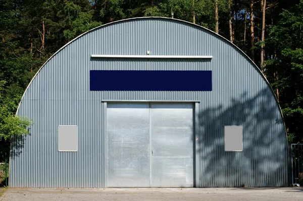 Metallschuppen im Wald — Stockfoto