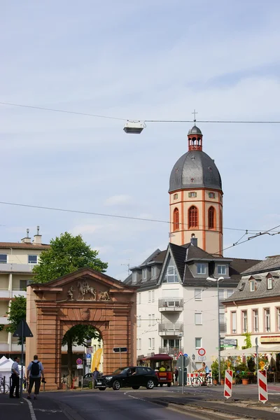 Gautor mainz mit der St.-Stephanus-Kirche — Stockfoto