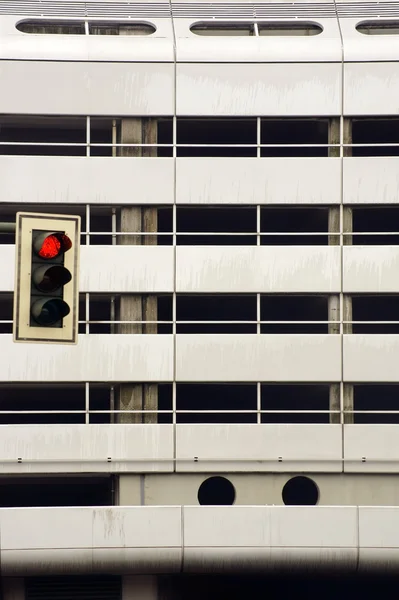 Semáforo frente a fachada metálica — Foto de Stock