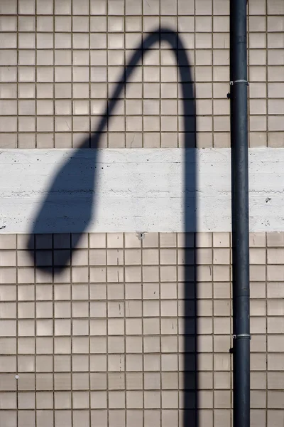 Φανάρι σκιές πάνω σε κεραμίδια μωσαϊκών — Φωτογραφία Αρχείου