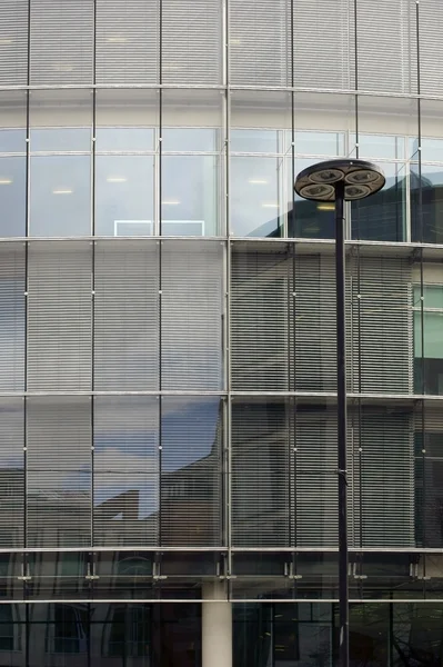 Edificio de oficinas moderno — Foto de Stock