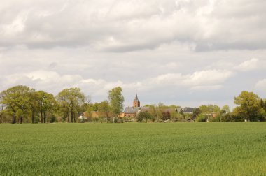 kilise kulesi ile köy