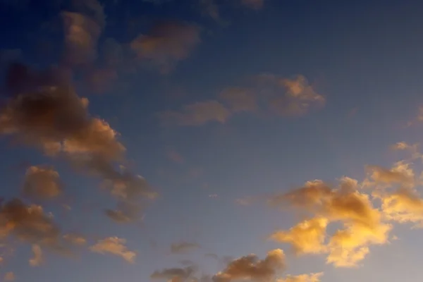 Turuncu parlak bulutlar — Stok fotoğraf