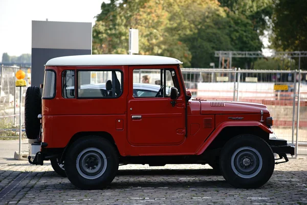 Toyota Land Cruiser Seitenansicht — Stockfoto